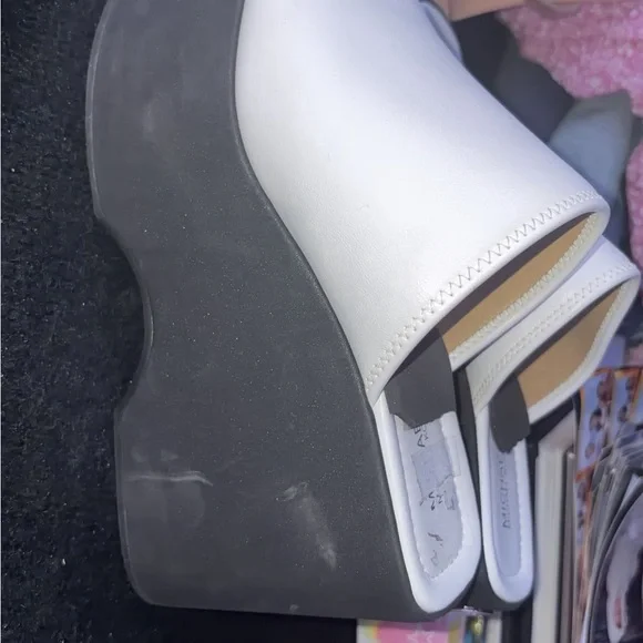 Michael Kors White & Black Platform Shoes: Size Woman’s 8/ Medium - Picture 4 of 9